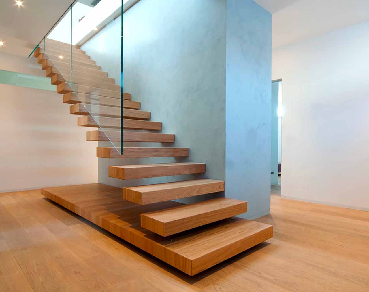 escalier-droit-bois-avec-garde-corps-verre-suspendu